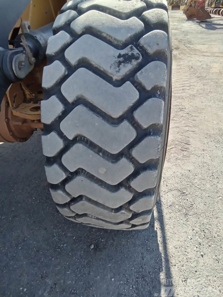 John Deere 724K Incarcator pe pneuri