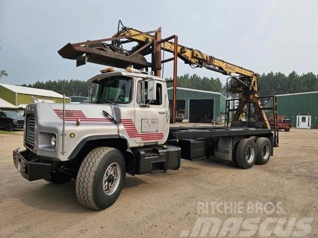 Mack DM690S Camion pentru lemne