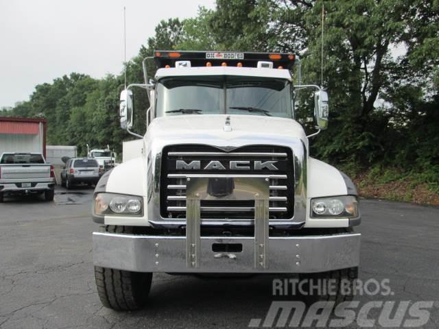 Mack GR64BR Autobasculanta