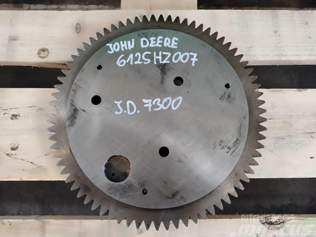 John Deere 6125HZ007  Bearing cup R119157 engine timing gear Motoare