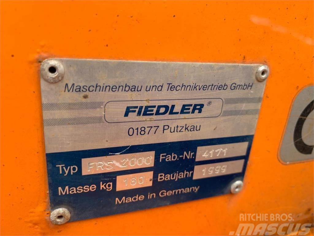 Fiedler Schneepflug FRS 2000 Alte echipamente pentru tratarea terenului