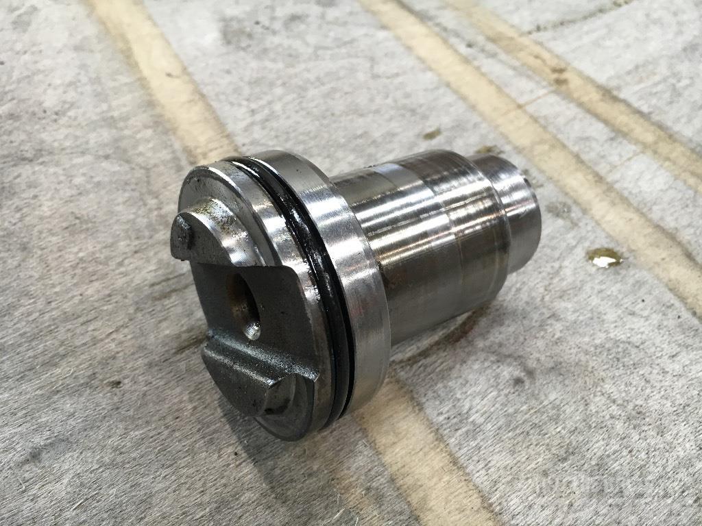 John Deere 1710D / 1470D Idler gear shaft Transmisie