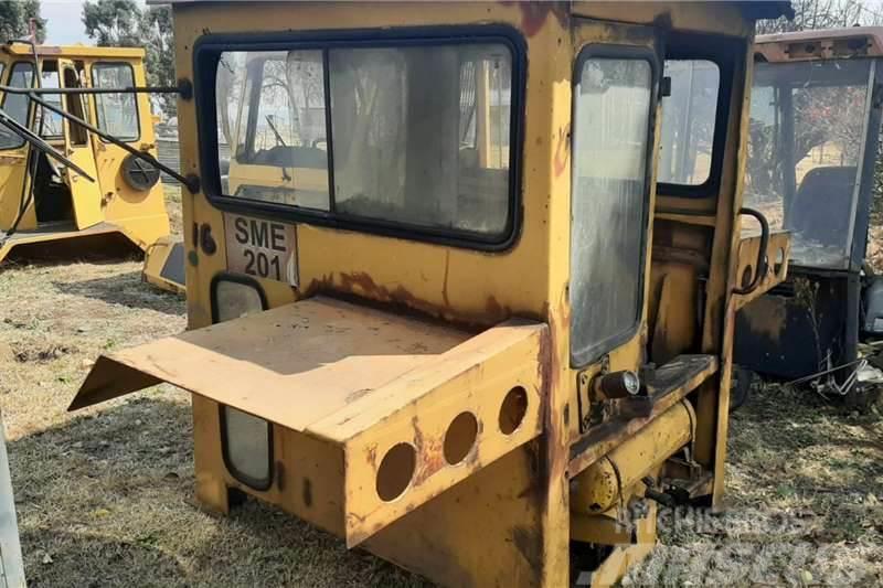Bell 1756 Tow Tractor Cabin Tractoare