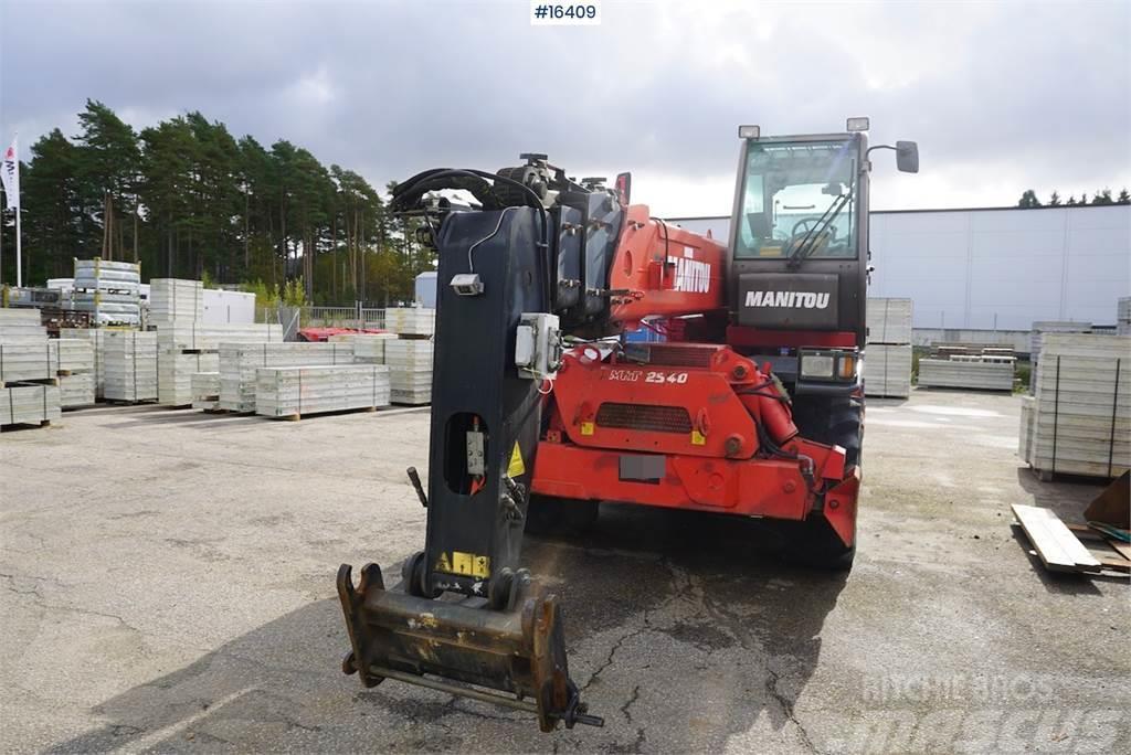 Manitou MRT 2540M with bucket and fork Stivuitoare telescopice