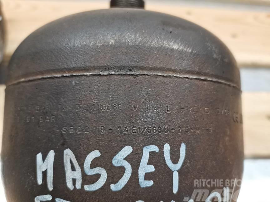 Massey Ferguson 8690 {hydraulic accumulator axle Hidraulice