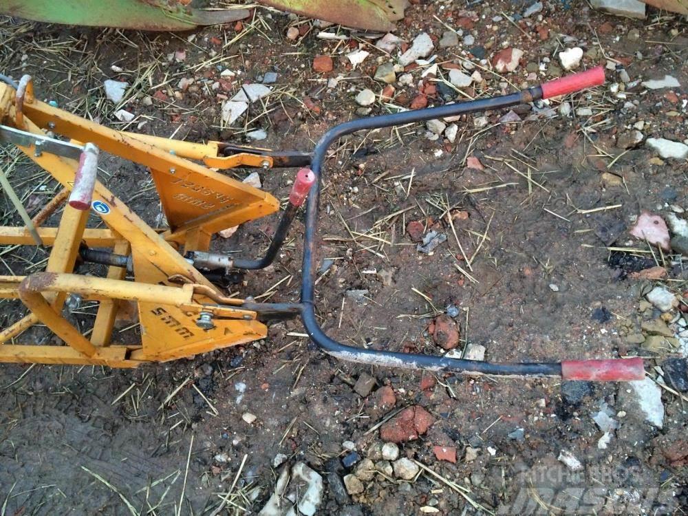 Probst manual operated wheeled hydraulic crane £250 plus  Alte componente