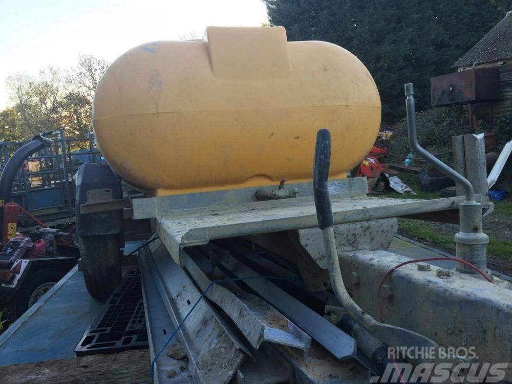 water bowser £400 plus vat £480 Remorci Cisterne
