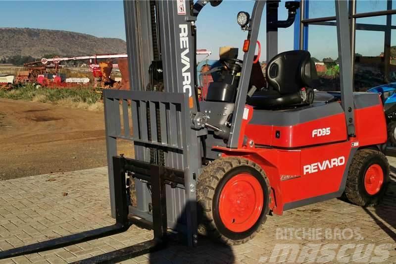  Other Revaro FD35 Standard 2.5 Ton Diesel Forklift Tractoare