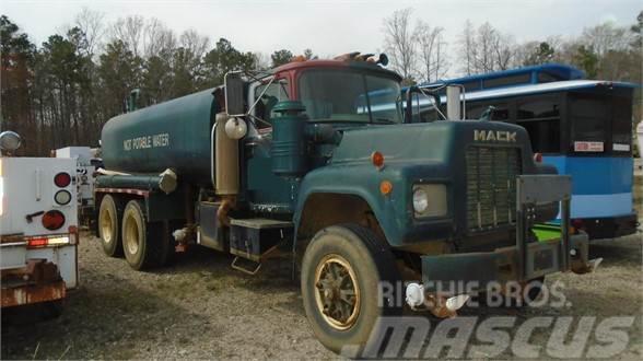 Mack RD685S Cisterne