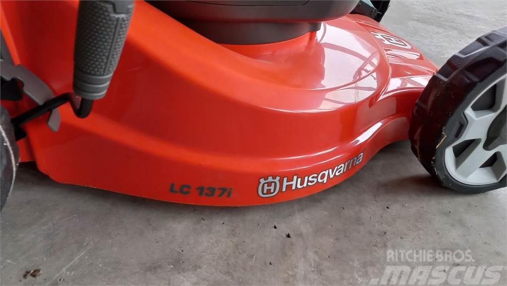 Husqvarna LC 137i Riding mowers