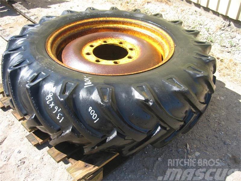 Bridgestone 13.6x28 dæk på 8 huls fælg Roti