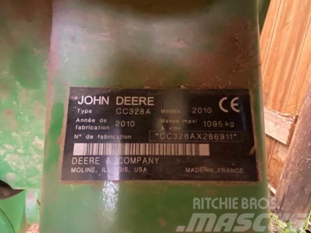 John Deere 328A Cositoare de iarba cu umidificator