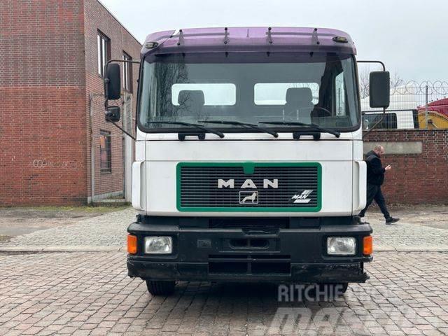 MAN 19.322 F / 4x2 / Blatt / ZF Camion cu carlig de ridicare