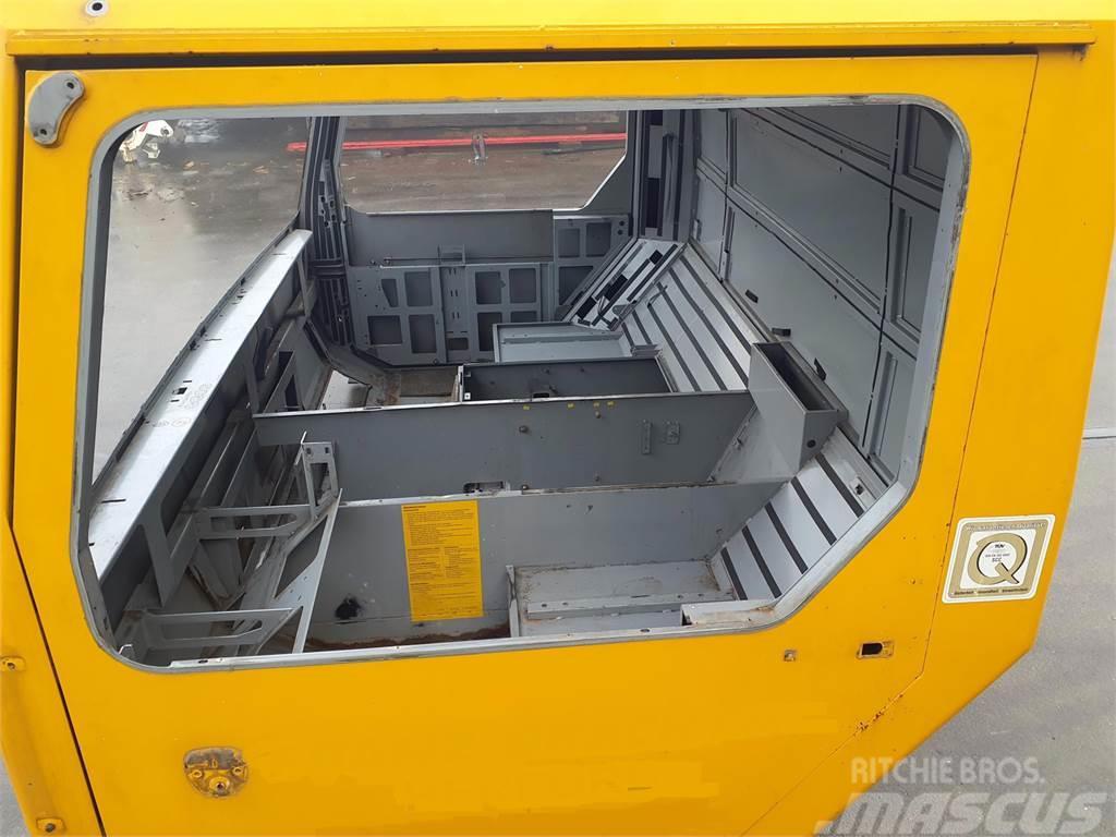 Liebherr LTM 1100/2 drivers cabin Cabine si interior