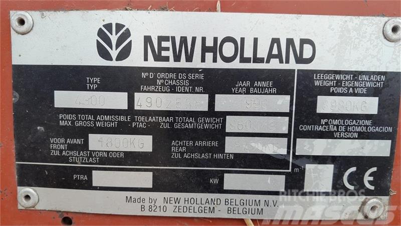 New Holland 4900 med Spragelse ballevogn Baler dreptunghiular